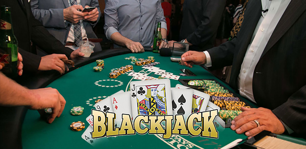 Blackjack-pöytä ja kortit