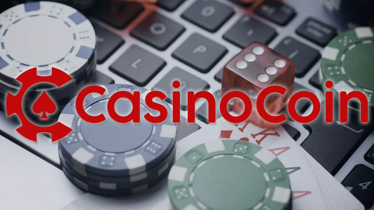 Kasinomerkit, kortit ja noppaa kannettavan tietokoneen näppäimistön päällä-CasinoCoin Logo